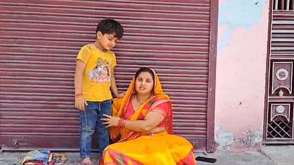 Kanpur: ससुराल वालों ने बहू को किया बेघर, 24 घंटे से मासूम बेटे के साथ ससुराल के बाहर बैठी है महिला Kanpur: In-laws made daughter-in-law homeless