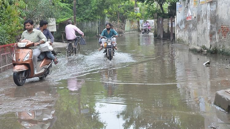 Aligarh: जलभराव से परेशान स्वर्णजयंती नगर के लोग, अंडर ग्राउंड नालों की हो रही सफाई