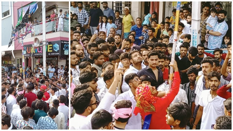 मातमी धुन के साथ निकला जुलूस।