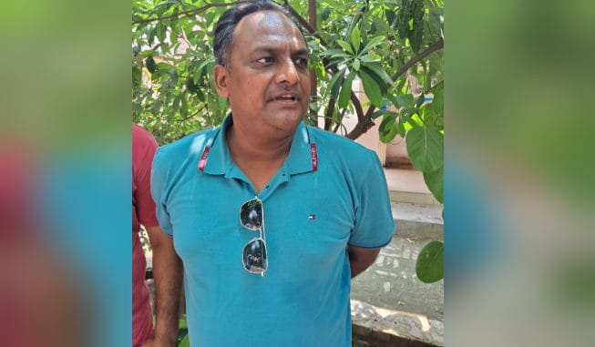 JE Caught red handed taking bribe of 40 thousand from the contractor in Meerut