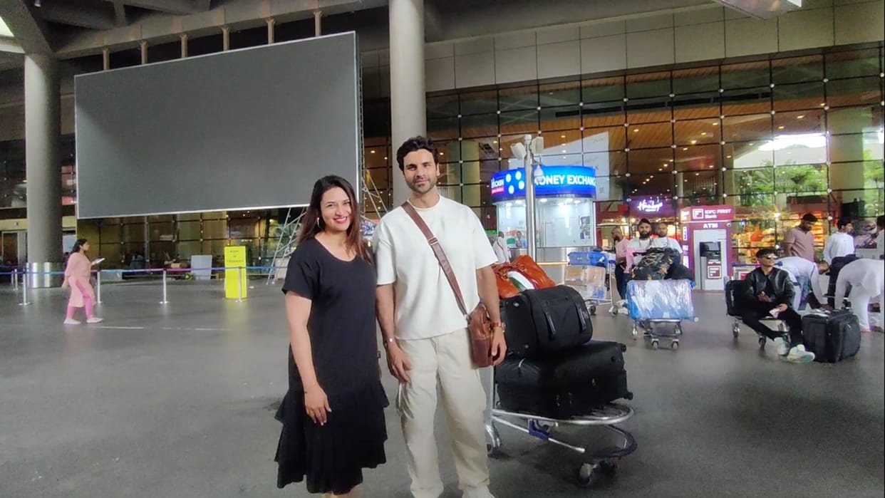 Divyanka Tripathi vivek dahiya back to india after tough europe trip posed selfie with fans at airport
