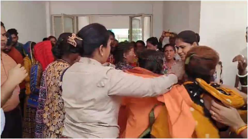 महिलाओं ने कलेक्ट्रेट में किया प्रदर्शन।