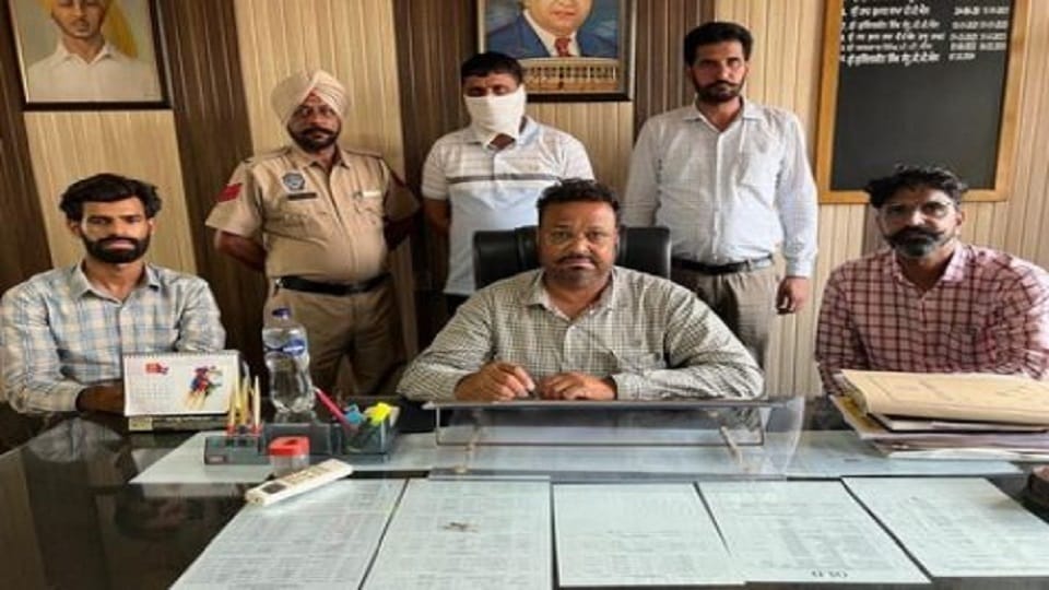 Vigilance arrested insurance agent for taking bribe rs 12 000 in Abohar