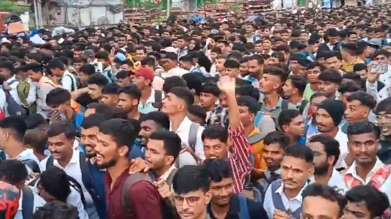 Stampede-like situation in Mumbai as over 25,000 job seekers show up for 2,216 Air India vacancies