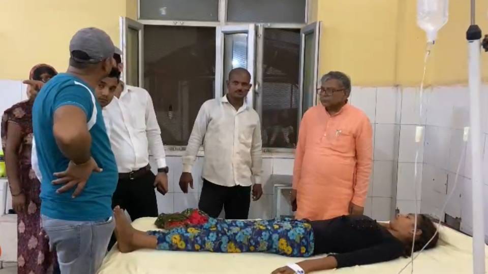 girl beaten by woman SHO In Mainpuri during making video of fight she admitted to hospital