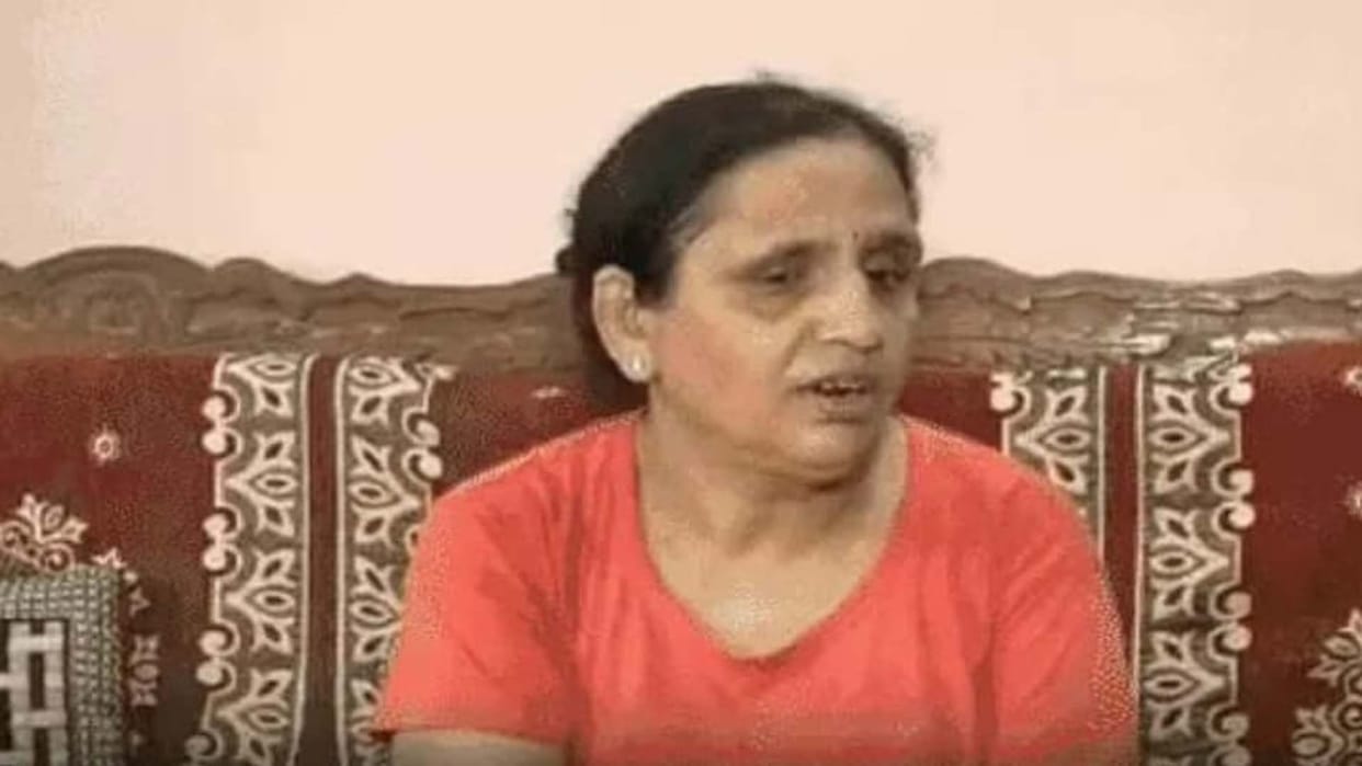 Kanpur: A female assistant professor was robbed inside the university campus