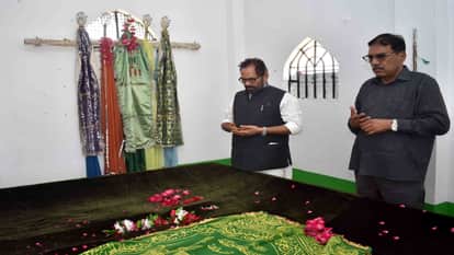 भाजपा के वरिष्ठ नेता मुख्तार अब्बास ने पैतृक गांव पहुंचकर पुरखों के कब्र पर फूल चढ़ाकर जियारत की।