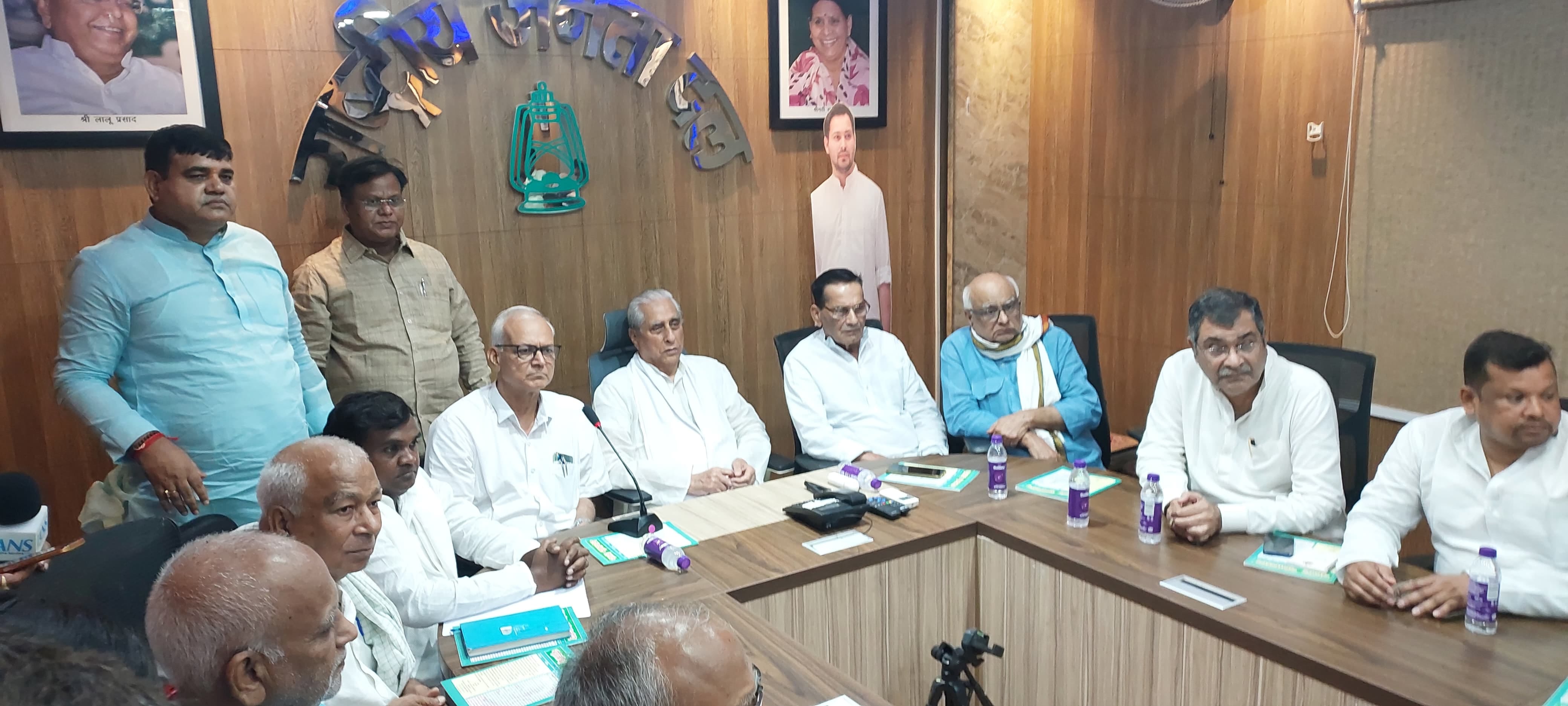 राजद कार्यालय में इंडी गठबंधन के सदस्यों ने बैठक की।