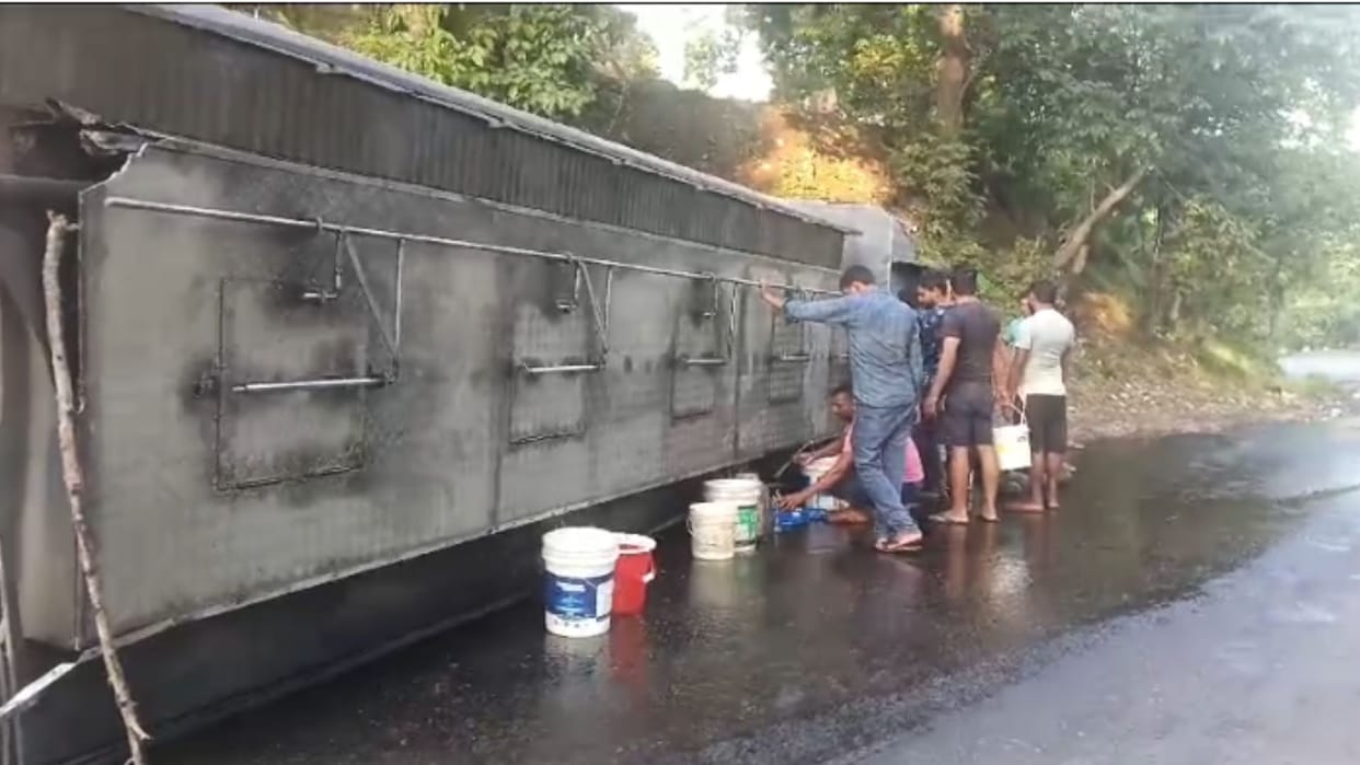 tanker overturned uncontrollably on Renukut Anpara road people fill diesel in sonbhadra