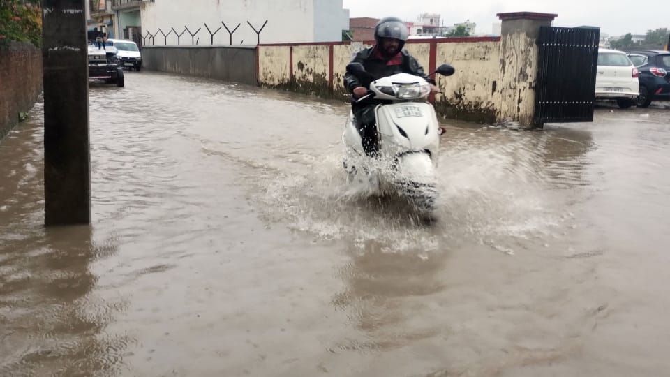 Uttarakhand Weather Heavy Rainfall dehradun Roorkee water logging in colony and Roads Photos