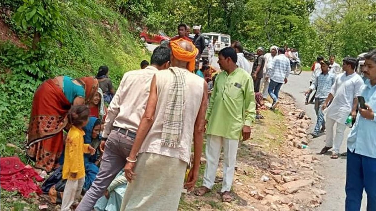 oad accident in Chitrakoot: Tractor-trolley overturned in Bagdara valley, two dead, 45 injured