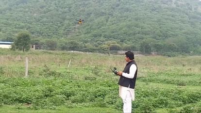 Indore News: देश में पहली बार ड्रोन से डाले बीज, दुर्गम क्षेत्रों में तकनीक से लाएंगे हरियाली drone use in farming and plantation indore news