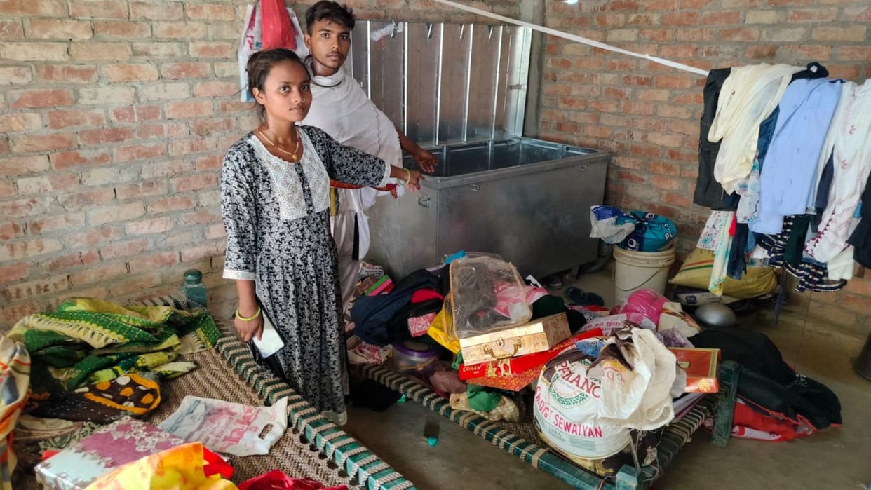 women attacked thieves with sticks and chased away in Varanasi