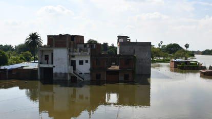 DM inspected the villages affected by Rapti river in Gorakhpur, 64 villages affected