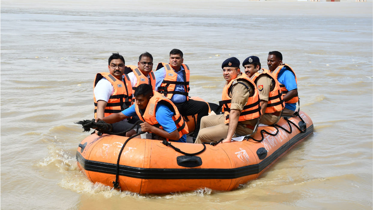 DM inspected the villages affected by Rapti river in Gorakhpur, 64 villages affected