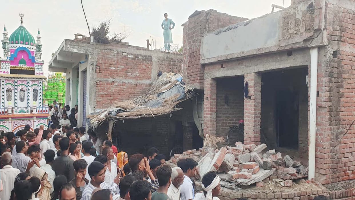 Kannauj: roof of a house collapsed while watching the Muharram Tazia, one dead, more than 50 people injured