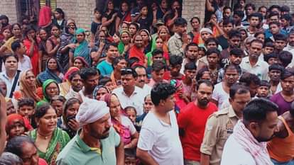 घटना के बाद मौके पर मौजूद लोगों की भीड़