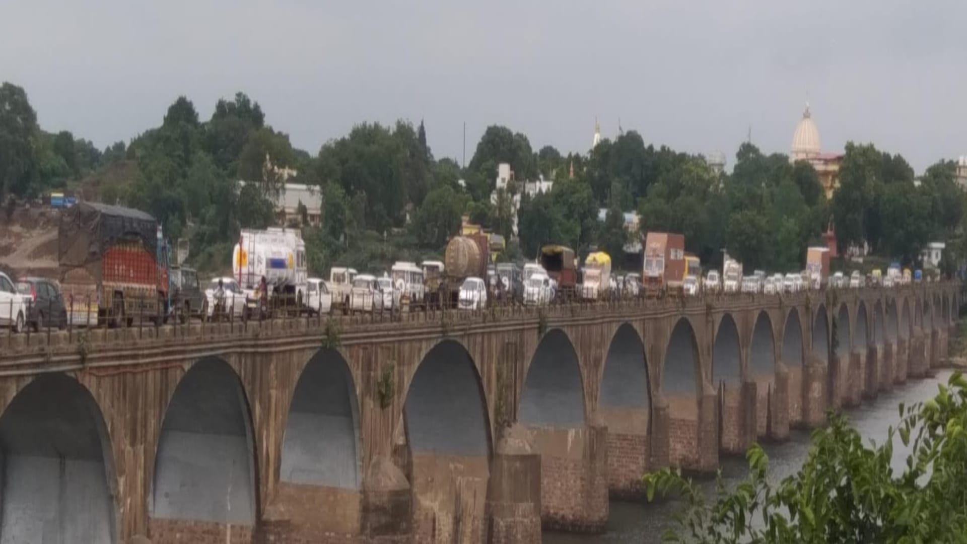 Khandwa: On Devshayani Ekadashi, thousands of women followed the tradition by taking bath in Narmada