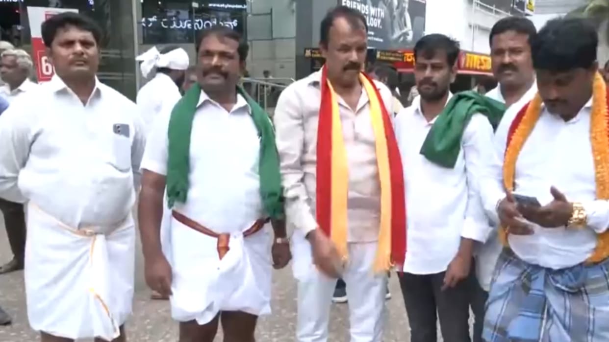 farmar comes to mall wearing dhoti farmers protests