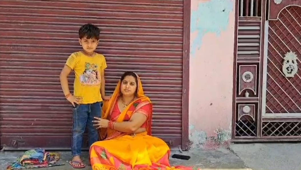 Woman along with her son is protesting at her in-laws house for 32 hours, in-laws accused of not opening gate