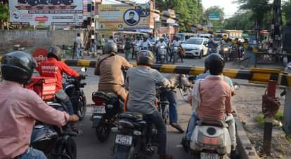 रावतपुर में बंद क्रासिंग खुलने पर निकलते वाहन