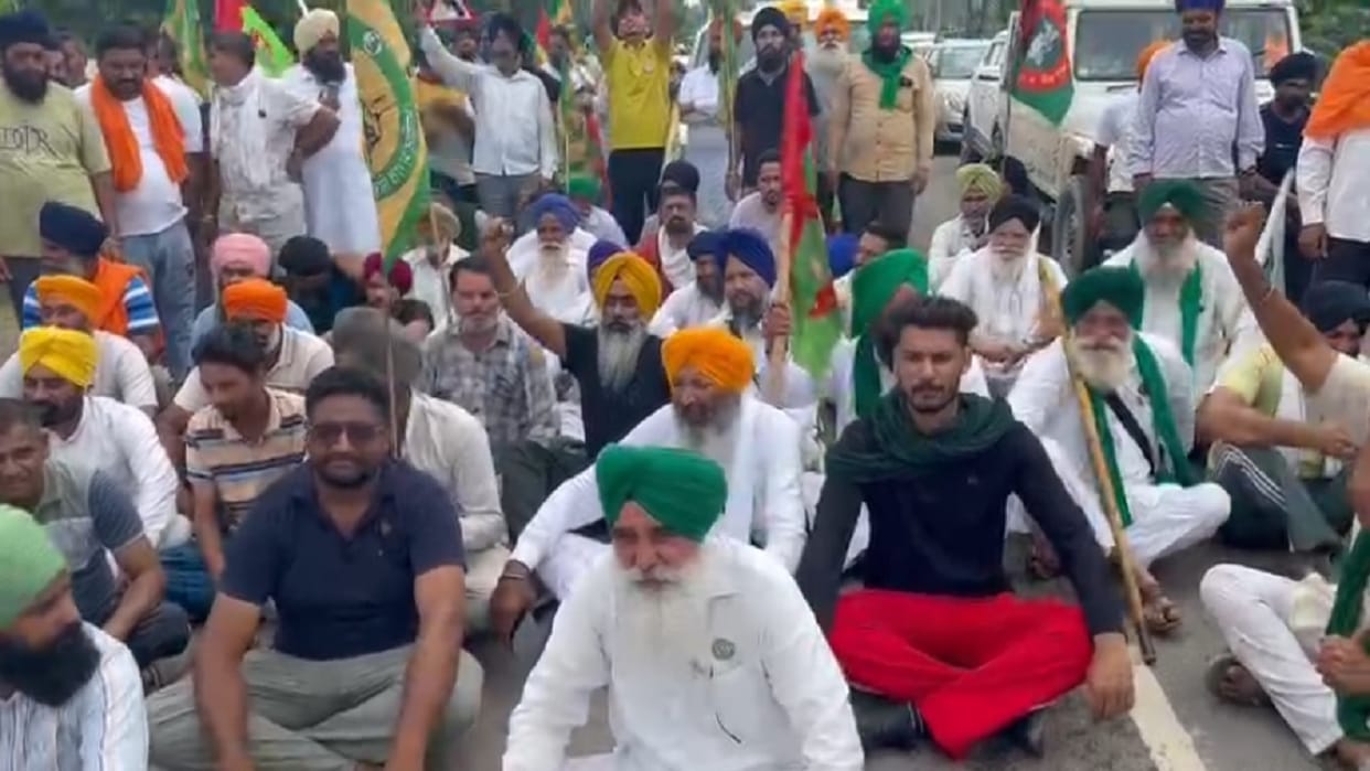 Navdeep Jalbera felicitation ceremony in Ambala, Police set barricades to stop farmers, leaders sit on protest