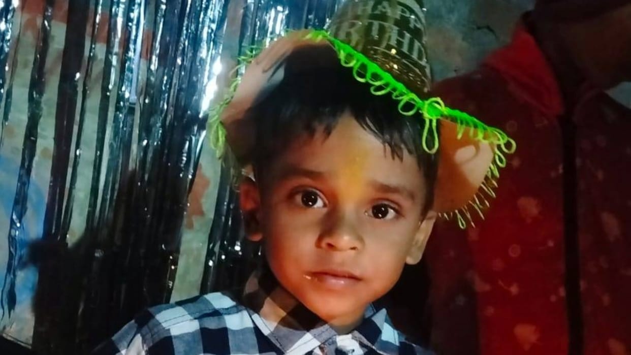 Lucknow: A child falls after jumping around 10 feet in the air, died.
