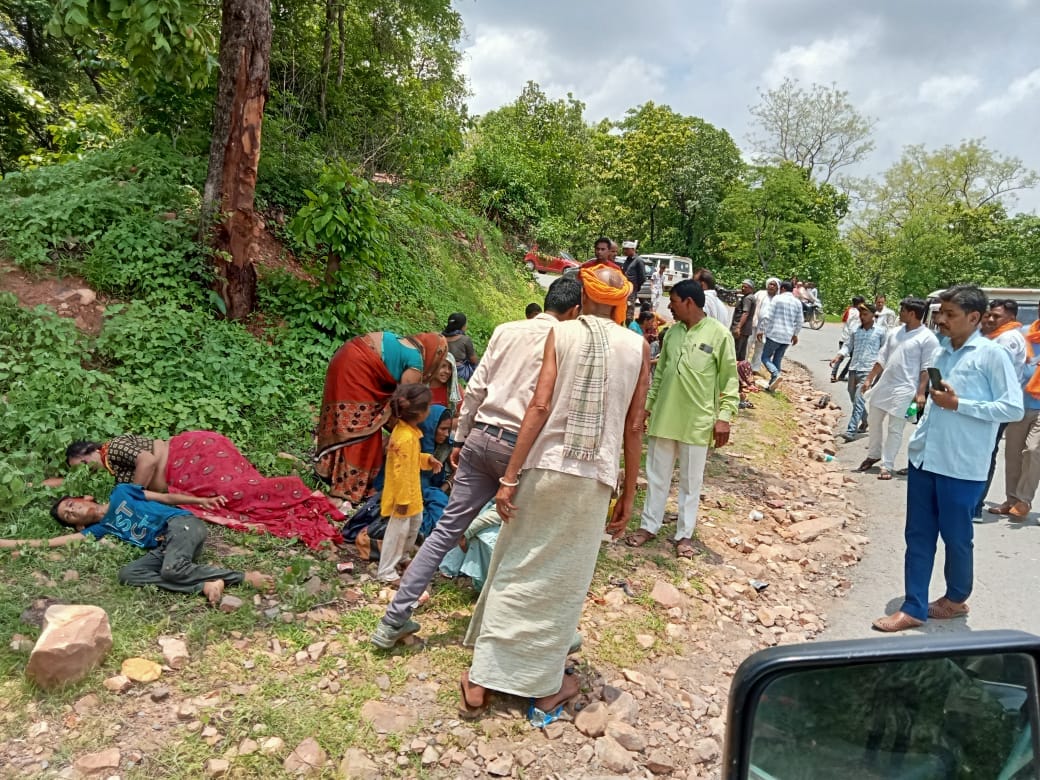 हादसे में सड़क किनारे पड़े घायल।