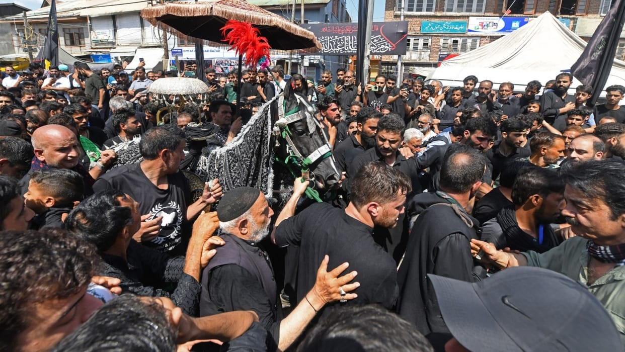 Uncontrolled car entered Muharram procession two injured including PRD jawan SO saved his life