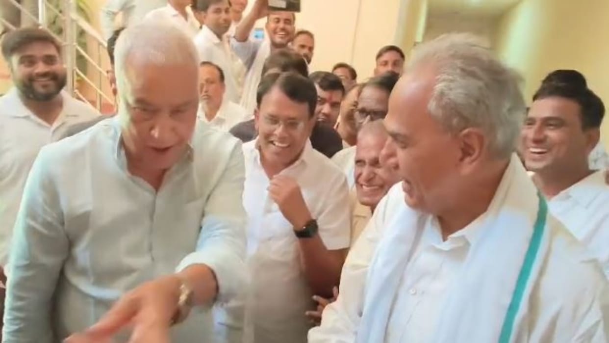 Sawai Madhopur: MP Harish Meena reached Circuit House to meet Kirori, public hearing amid laughter and banter