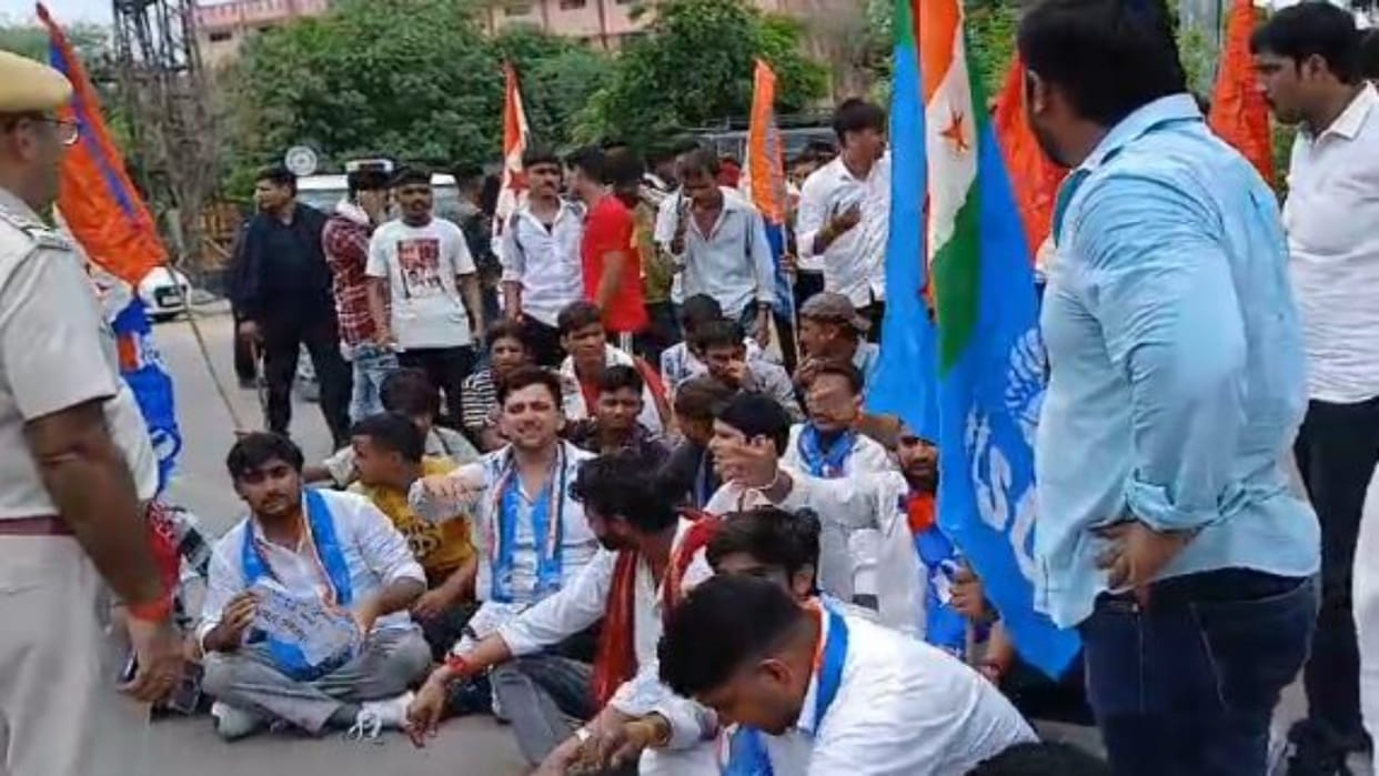 Bhartpur : NSUI protest regarding resumption of student union elections, scuffle between students and police
