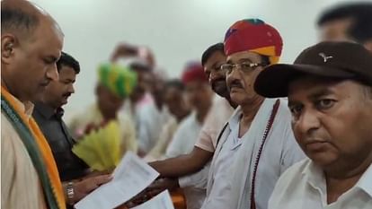 Jaipur : जोशी के आश्वासन के बाद सरपंचों का आंदोलन स्थगित, मांगें नहीं मानी तो 24 को करेंगे विधानसभा का घेराव Jaipur: After assurance, movement of Sarpanches postponed, if demands are not met then surround Assembly
