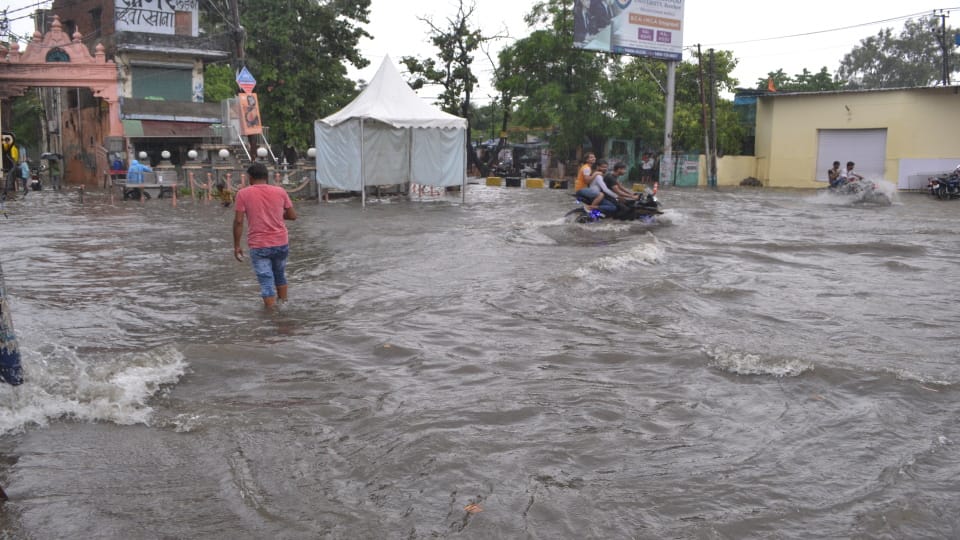 Uttarakhand Weather Heavy Rainfall dehradun Roorkee water logging in colony and Roads Photos