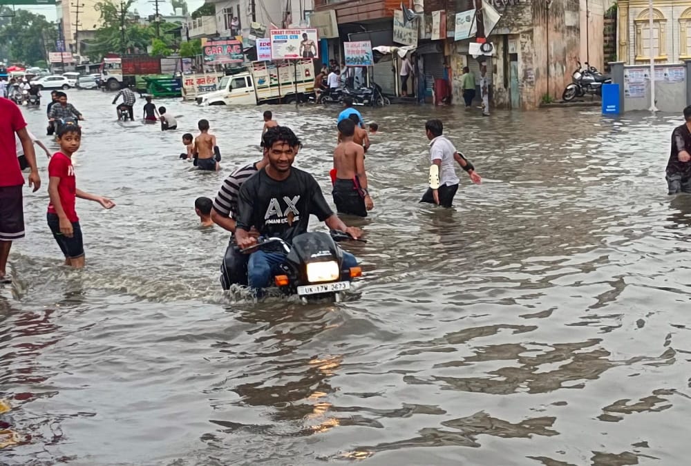 Uttarakhand Weather Heavy Rainfall dehradun Roorkee water logging in colony and Roads Photos