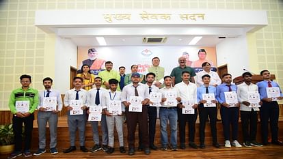Uttarakhand: राजकीय पॉलिटेक्निक संस्थानों से चयनित हुए 212 अभ्यर्थी, सीएम धामी ने दिए नियुक्ति पत्र Uttarakhand CM Dhami gave appointment letters to 212 candidates selected from government polytechnic institute