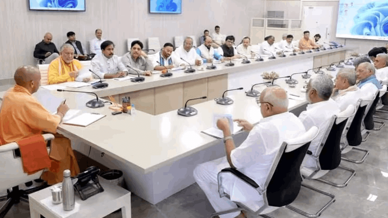 CM Yogi asked ministers to prepare a strategy for victory in Meerapur