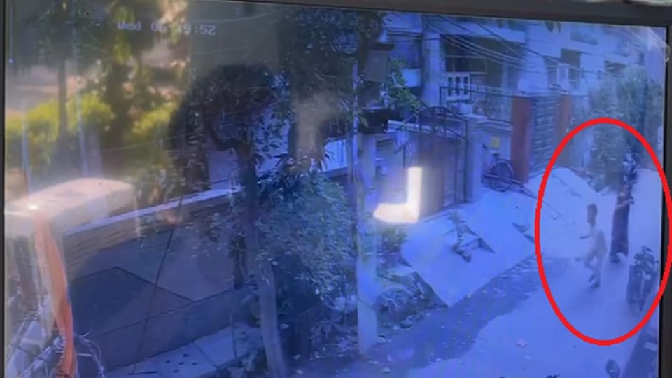 Bike riding miscreants looted gold earrings from a woman