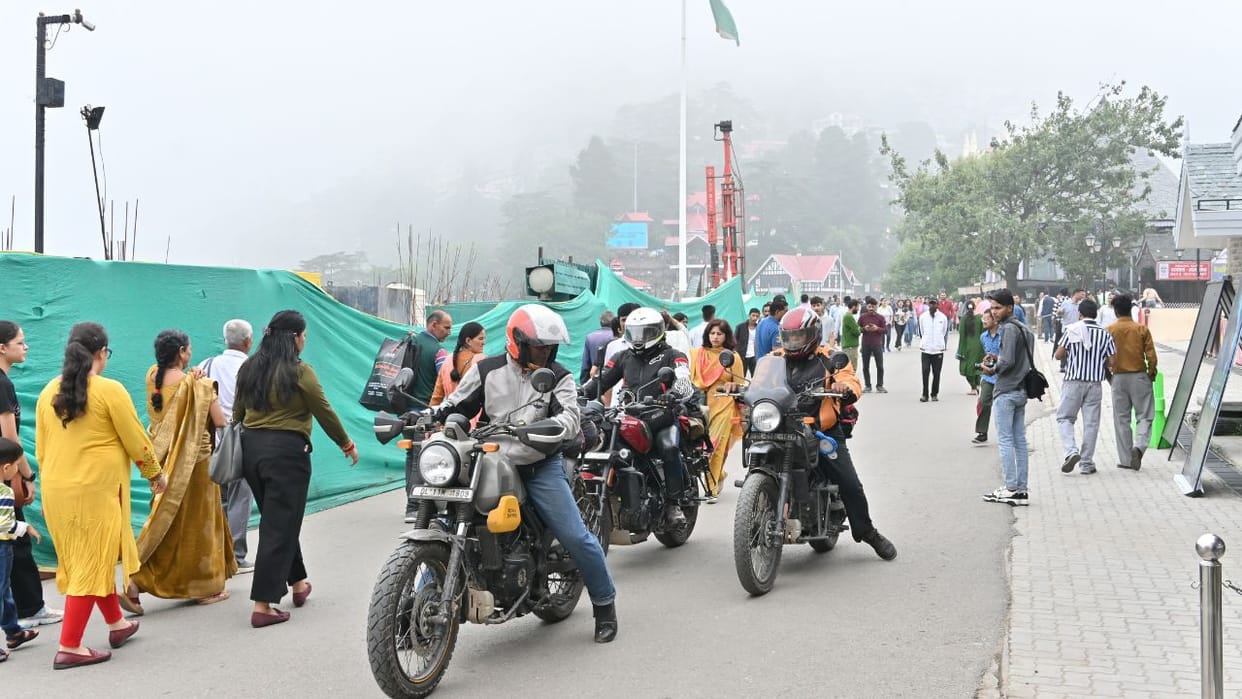 Shimla News Three bikers reached the ridge know what happened next