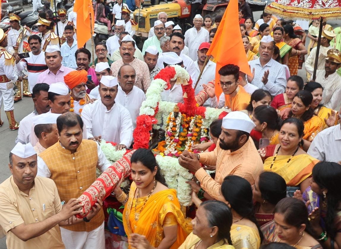 Indore: Dindi Yatra started in Indore in the morning, Tajiya started in the afternoon.
