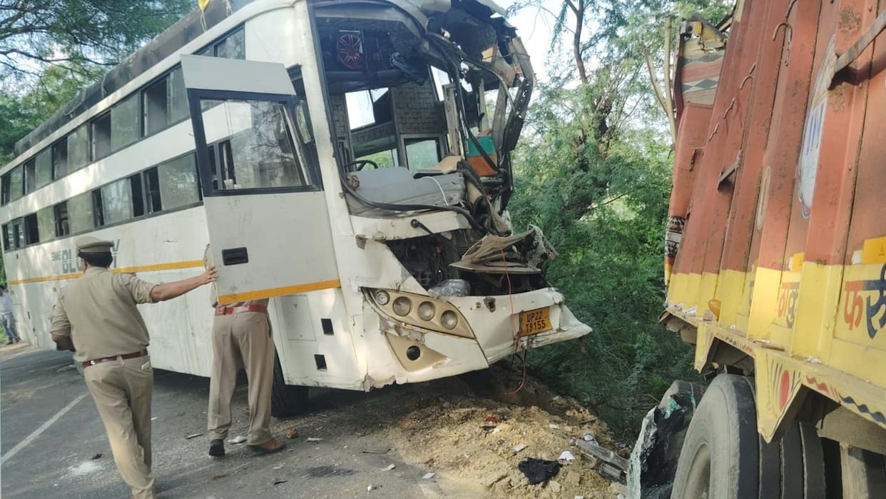 Hardoi: Double decker bus collided with truck, one dead, four injured