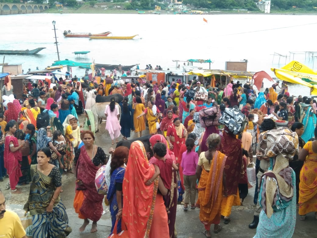 Khandwa: On Devshayani Ekadashi, thousands of women followed the tradition by taking bath in Narmada