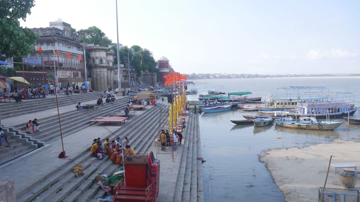 Boats started running in Varanasi after water level of Ganga decreased