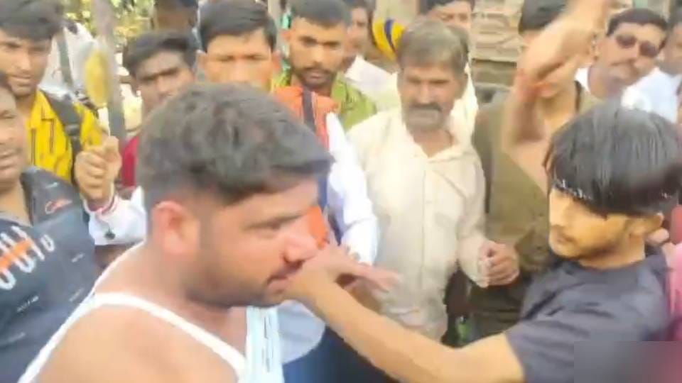 people thrashed young man in middle of market for molesting girl In Etah