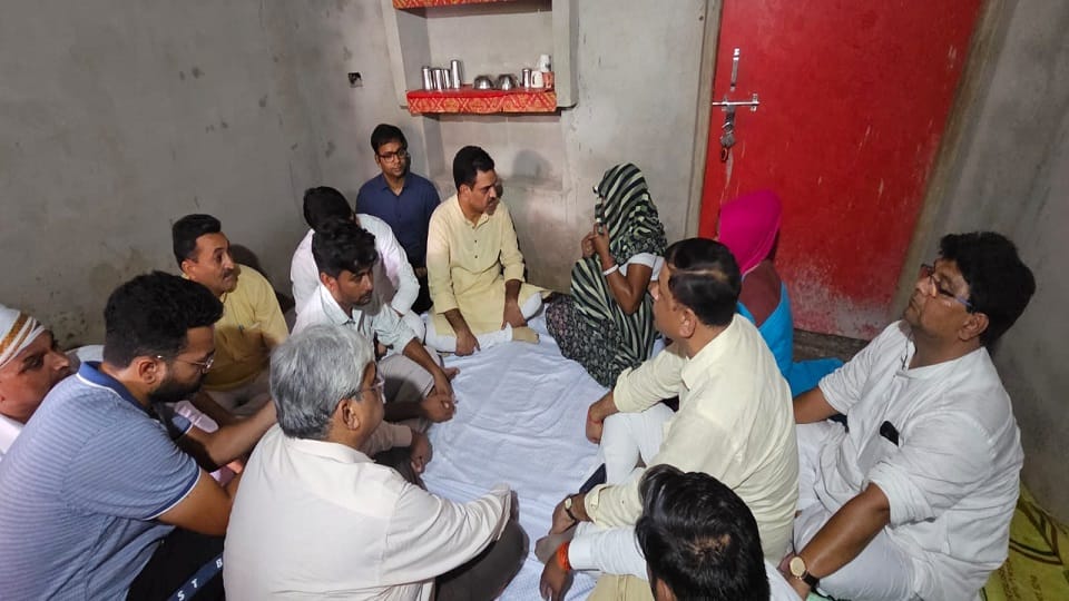 Minister Aseem Arun reached Firozabad met the family of youth who committed suicide due to beating