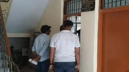 Thief apologize by touching feet of an assistant professor And He said that his daughter has cancer In Kanpur