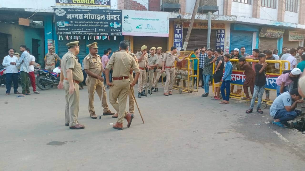 Saakar Hari alias Bhole Baba reached Bahadurnagar Ashram in Patiyali in luxury car from Mainpuri Ashram