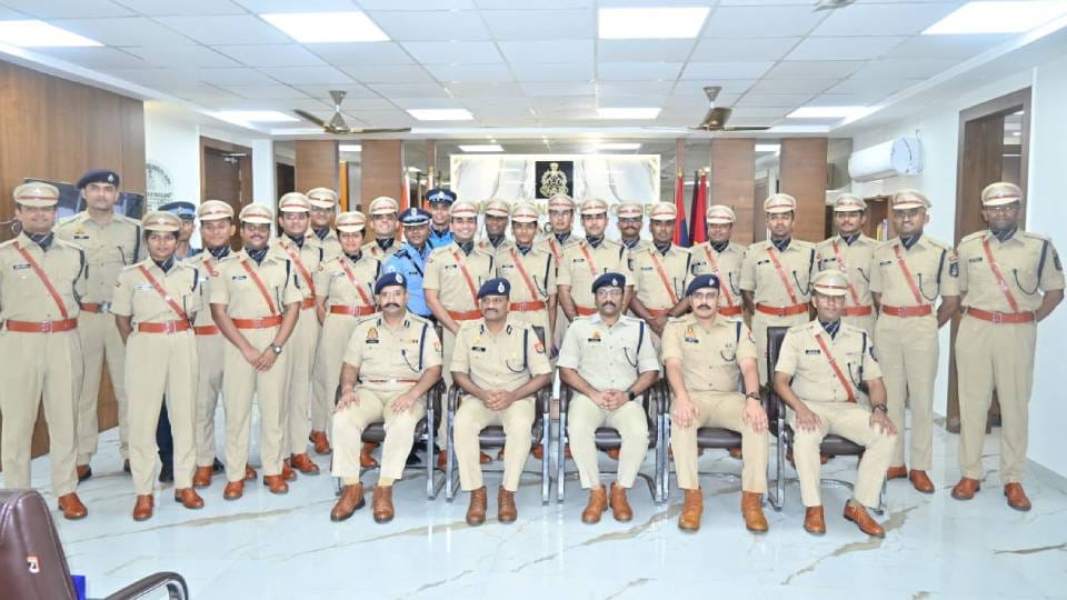 24 probationers IPS officers reached Agra During Bharat Darshan saw Taj Mahal here