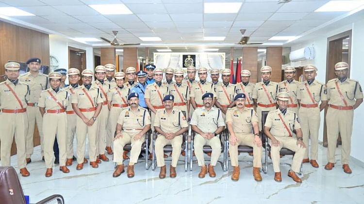 UP: भारत दर्शन के दौरान आगरा पहुंचे 24 प्रोवेशनर्स आईपीएस अधिकारी, कमिश्नरेट के सिटीजन चार्टर से हुए रूबरू