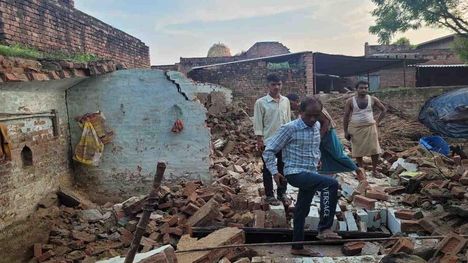 Etah: Roof of house collapsed due to rain in Malavan five people along with three children buried under debris