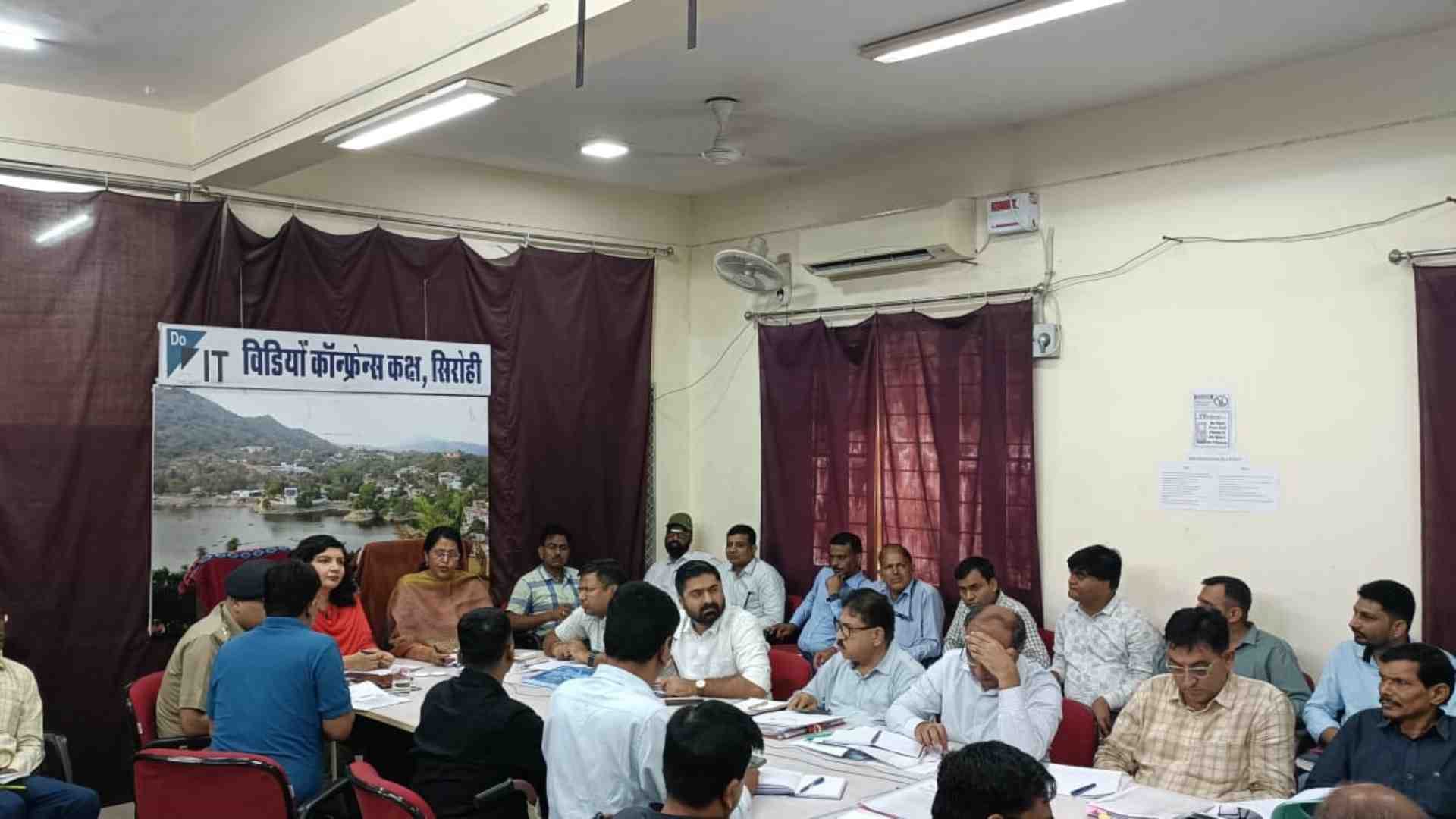 बैठक में जनसुनवाई करतीं संभागीय आयुक्त।